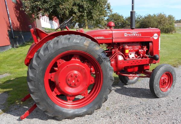 Veterantraktor - Mc Cormick - B-450, 1959, 4 cyl, 55 hk. I fint körbart skick. Tillverkad mellan 1959-1964